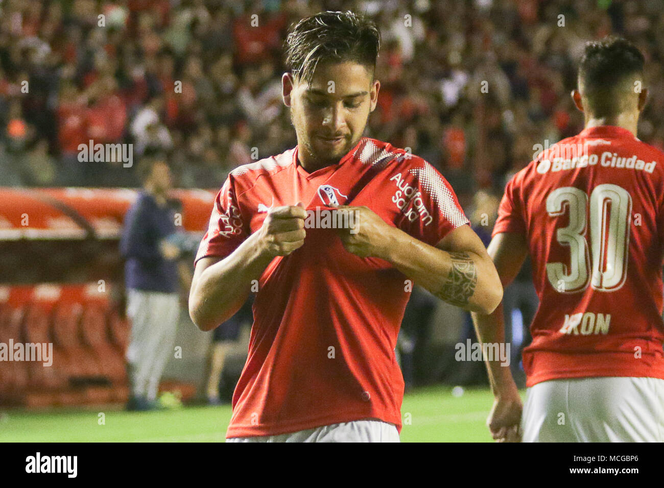 BUENOS AIRES, 15.04.2018: Martin Benitez of Independiente scores during the match for Superliga Argentina between Independiente and Boca Jrs on Libertadores de América Stadium, Argentina. (Photo: Néstor J. Beremblum / Alamy News) Stock Photo