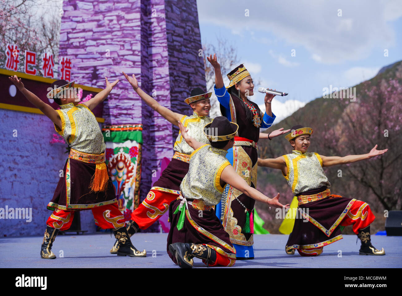 Nyingchi, China's Tibet Autonomous Region. 15th Apr, 2018. People perform folk arts during a kick-off ceremony for tourism season in Gongbo'gyamda County, southwest China's Tibet Autonomous Region, April 15, 2018. Credit: Liu Dongjun/Xinhua/Alamy Live News Stock Photo