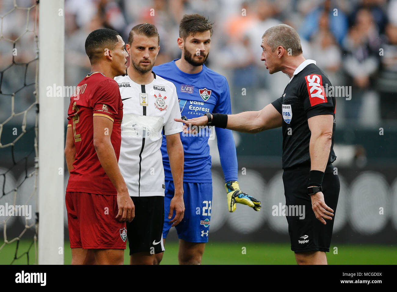 SÃO PAULO, SP - 15.04.2018: CORINTHIANS X FLUMINENSE - The referee Anderson Daronco talks to Gilberto do Fluminense and Henrique do Corinthians during a match between Corinthians and Fluminense, valid for the first round of the 2018 Brazilian Championship, held at the Corinthians Arena, located in the western zone of the capital on Sunday afternoon (15). (Photo: Marcelo Machado de Melo/Fotoarena) Stock Photo