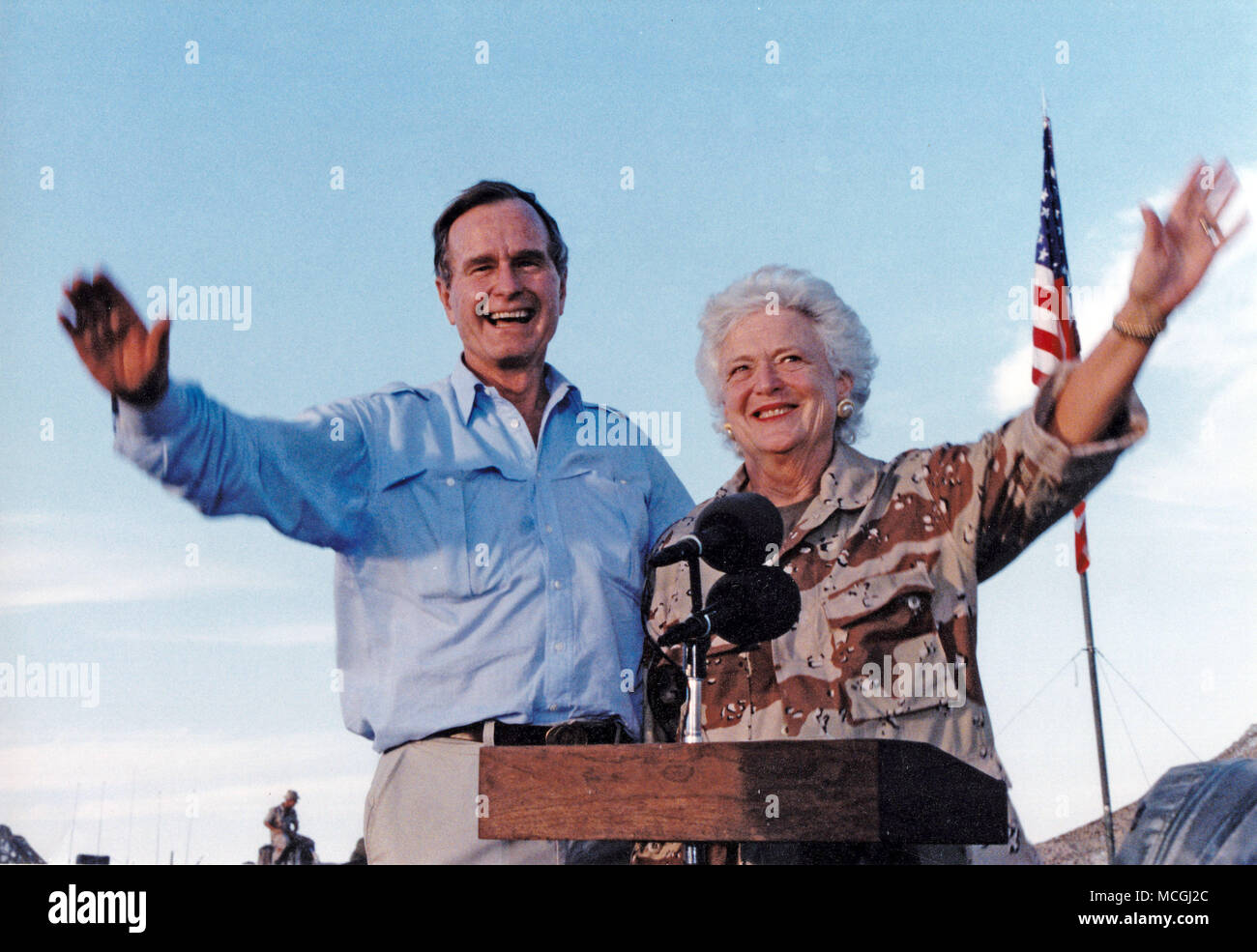 April 16, 2018 - (File Photo) - Former first lady Barbara Bush was reported in failing health and has decided not to seek further medical treatment, a family spokesman says. PICTURED: January 22, 1990 - Saudi Arabia - United States President GEORGE H.W. BUSH and first lady BARBARA BUSH visit US military personnel on Thanksgiving in Saudi Arabia on November 22, 1990. Credit: Ed Bailey/DOD/CNP/ZUMA Wire/Alamy Live News Stock Photo