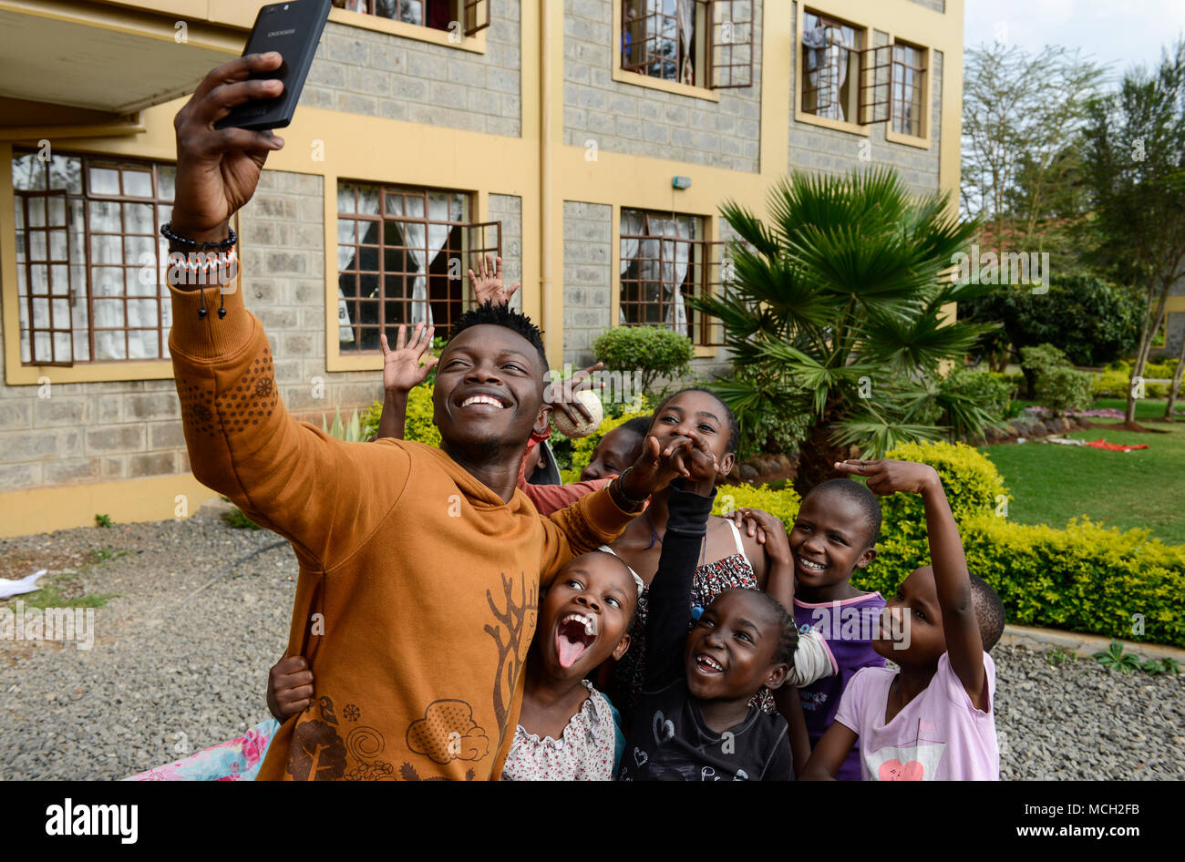 KENYA, Nairobi, children home, children selfie photo / KENIA, Nairobi, Kinderheim, selfie Foto mit smart phone Stock Photo