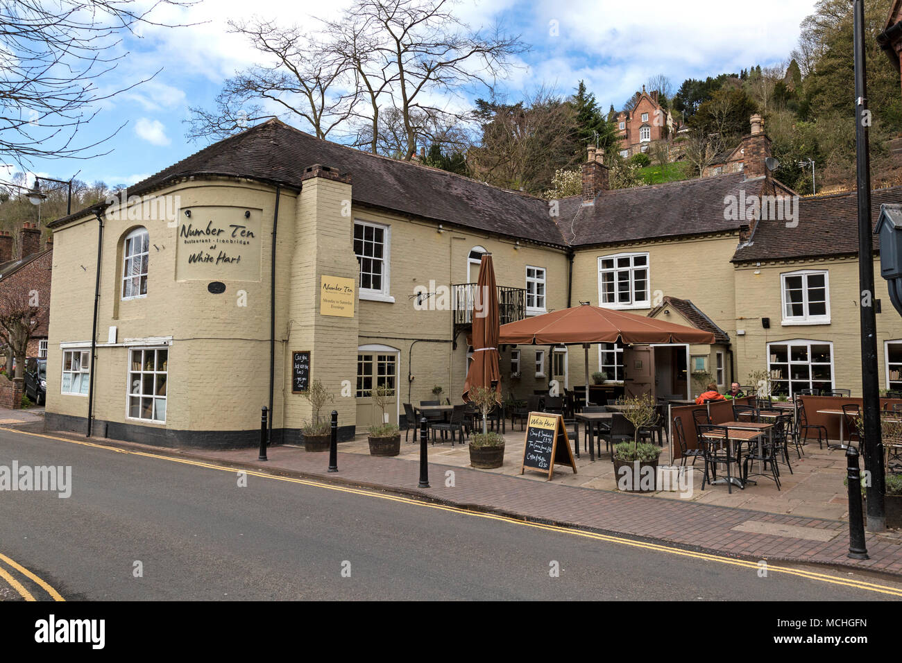 The White Hart pub in Ironbridge, Shropshire, England. An 18th century inn on the Wharfage, or Main Street in the town. Stock Photo