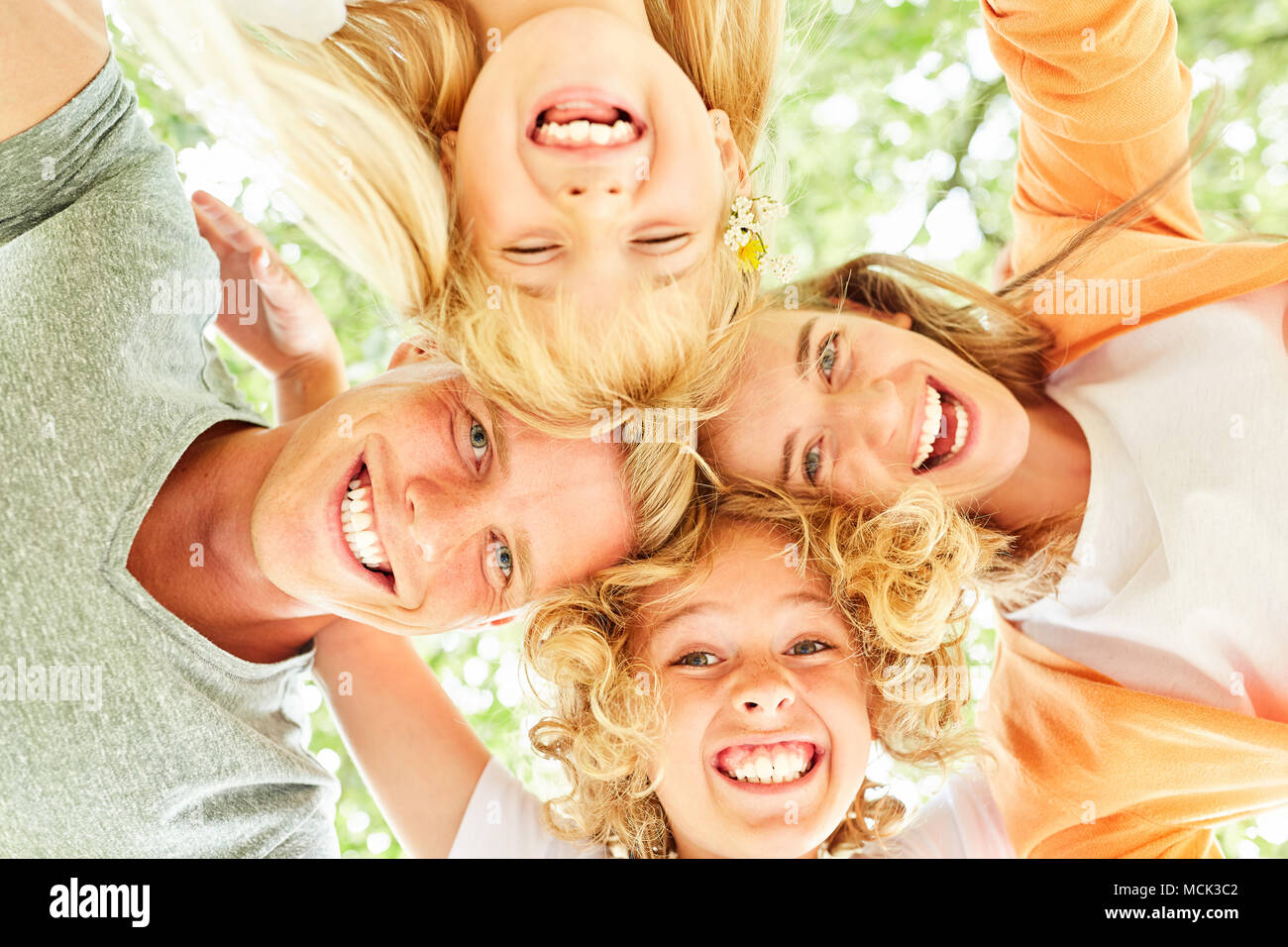 Familie und kinder. Familie und kinder. Familie und kinder. Поддержка семьи. Winken.