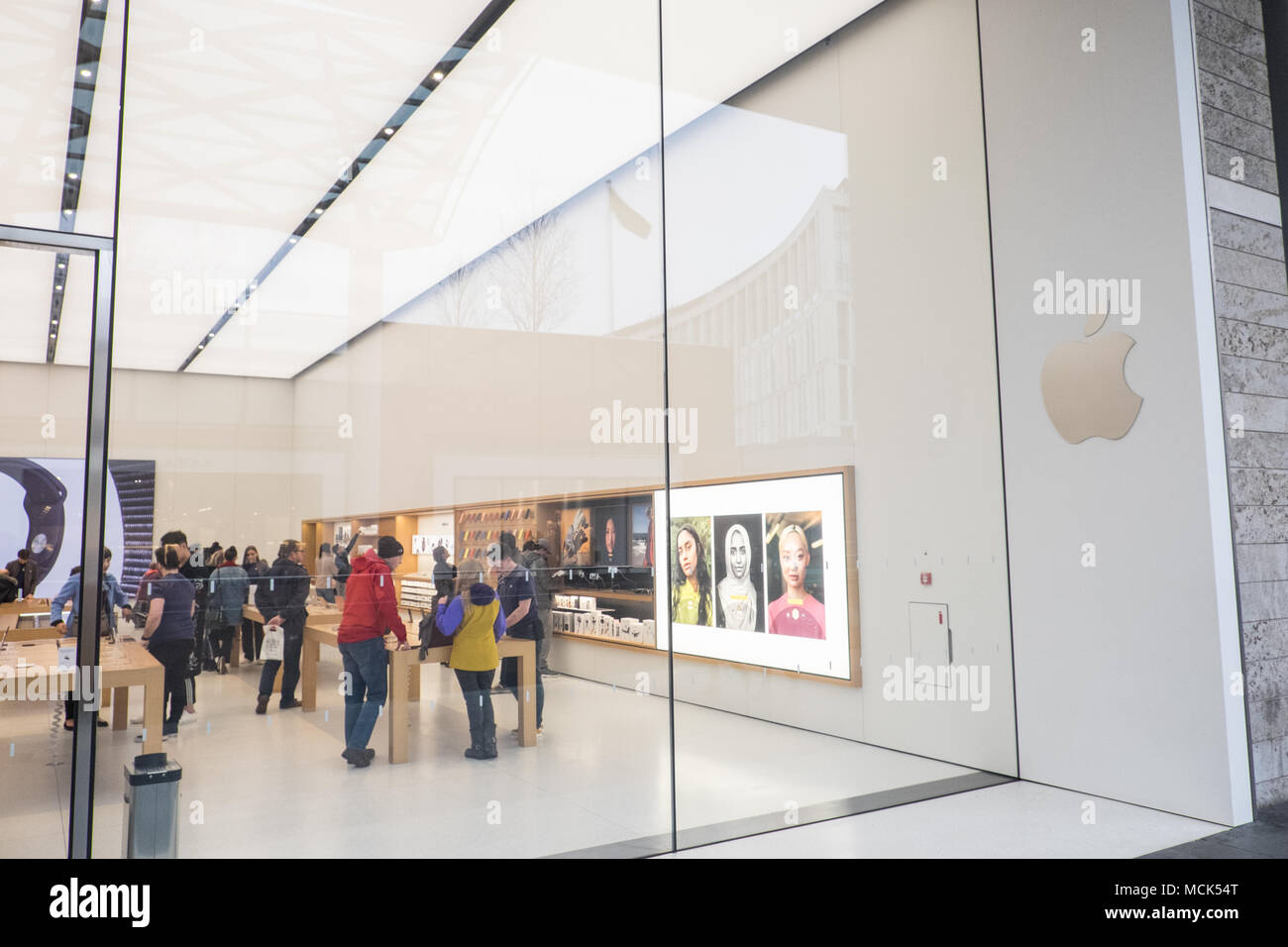 Apple computer store shop hi-res stock photography and images - Alamy