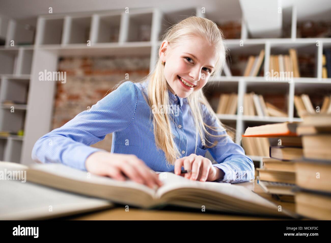 Teenage girl in a library Stock Photo - Alamy