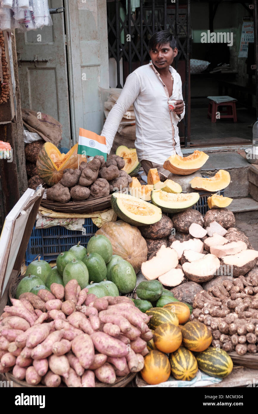 Vendors at the Grant Road vegetable market in inner city Mumbai Stock Photo