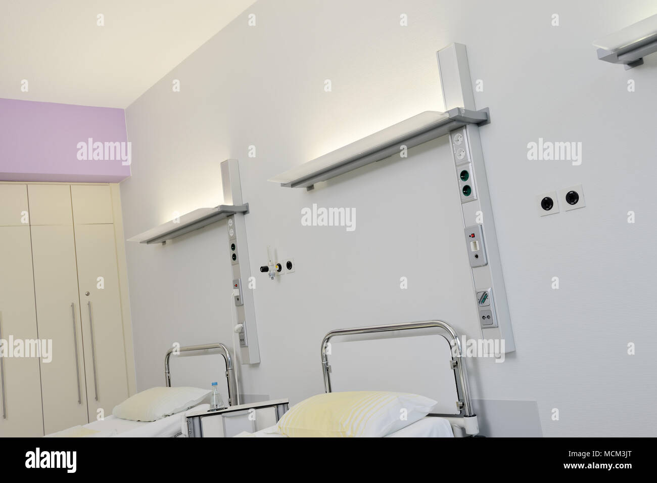 Hospital beds hi-res stock photography and images - Alamy