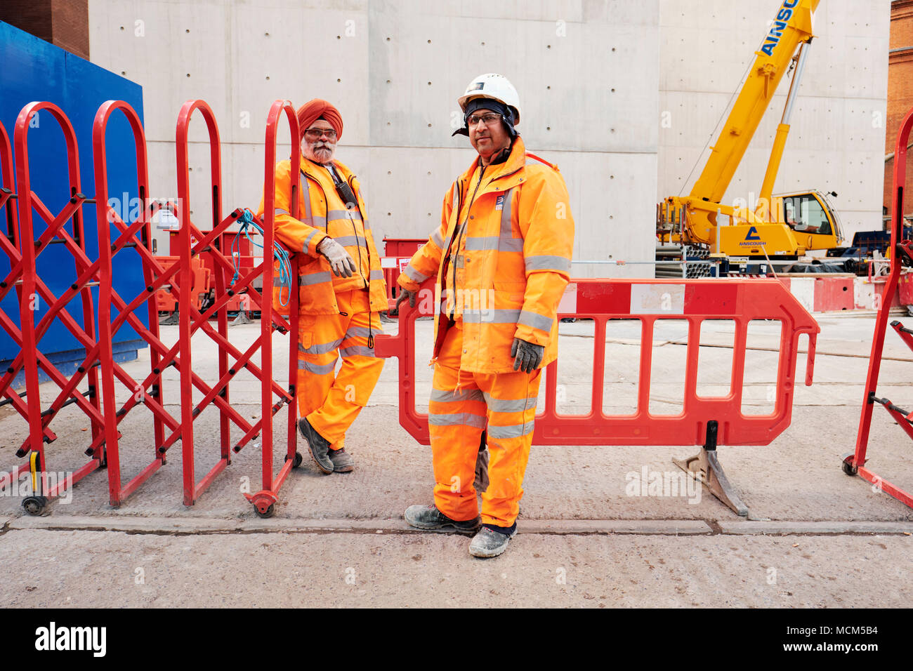 Sikh hard hat exemption - Crossrail workers in high visibility workwear on site in London. Stock Photo