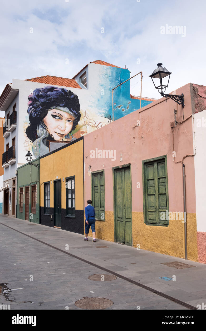 Puerto de la Cruz, Tenerife, Canary Islands;  a mural ‘El Nino de las Pinturas (The Boy of Paintings) on the outside of a house in the back streets of the town. Stock Photo