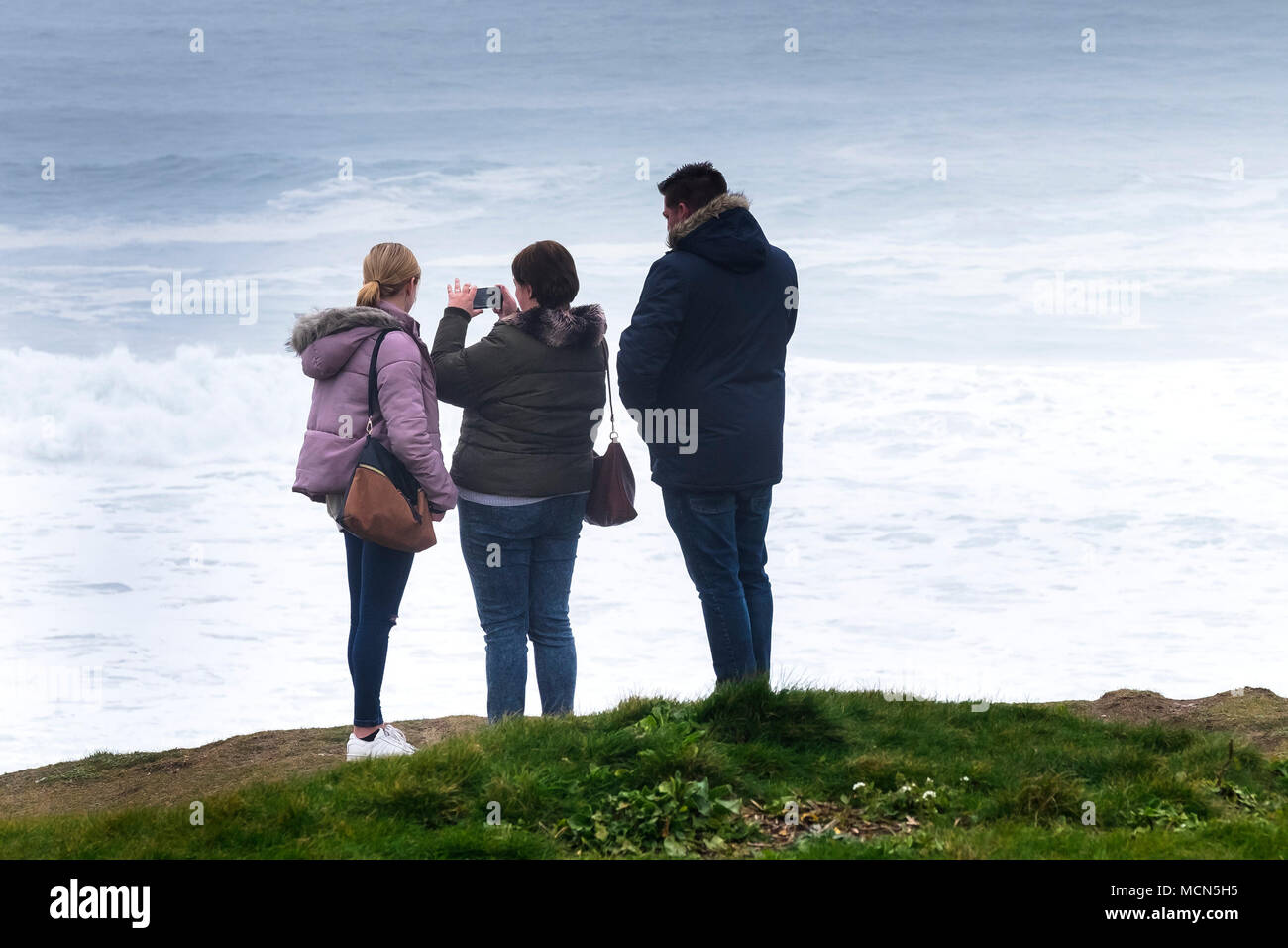 UK weather - holidaymakers enjoying the misty weather conditions on the North Cornwall coast. Stock Photo