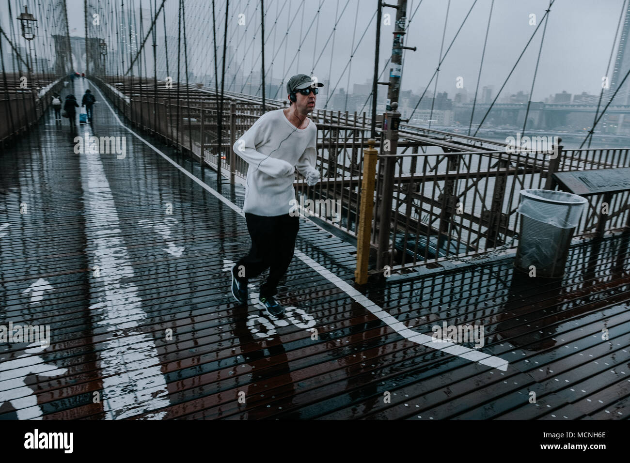 Rainy day brooklyn bridge High Resolution Stock Photography and Images ...