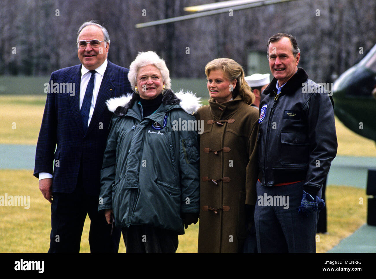 Thurmont, Maryland, USA. 24th Feb, 1990. United States President George H.W. Bush, right, and first lady Barbara Bush, left center, welcome Chancellor Helmut Kohl of West Germany, left, and his wife, Hannelore, right center, to Camp David, the presidential retreat near Thurmont, Maryland on February 24, 1990.Credit: Ron Sachs/CNP Credit: Ron Sachs/CNP/ZUMA Wire/Alamy Live News Stock Photo