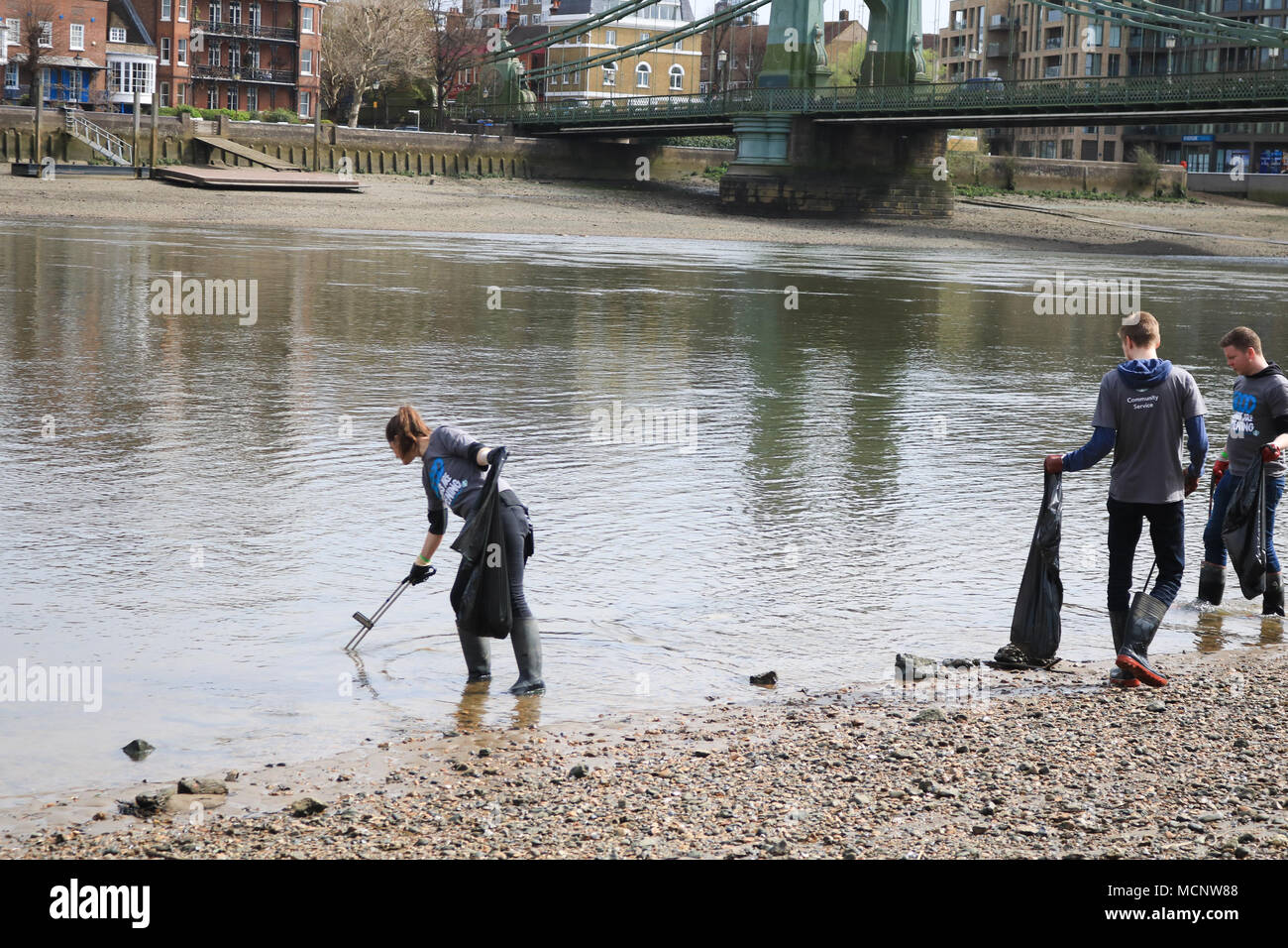 London UK. 17th April 2018.   Hammersmith London: A team of volunteers take part in the Thames 21 clean up project across Greater London to help remove the plastic waste that been discarded and  accumulated on the river shore Credit: amer ghazzal/Alamy Live News Stock Photo