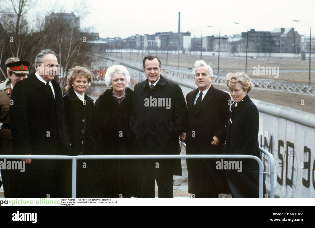 ***FILE PHOO*** BARBARA BUSH HAS PASSED AWAY (1925-2018) ARCHIVE - L-R: The West German chancellor Helmut Kohl, his wife Hannelore, Barbara Bush, her husband, American vice president George Bush, the mayor of Berlin Richard von Weizsaecker and his wife Marianne near the wall dividing Berlin, Germany, 31 January 1983. The former German chancellor Helmut Kohl died at the age of 87 on the 16 June. The news was shared with the German Press Agency by Kohl's lawyer Holthoff-Pfoertner. Photo: Konrad Giehr/dpa /MediaPunch ***FOR USA ONLY*** Stock Photo