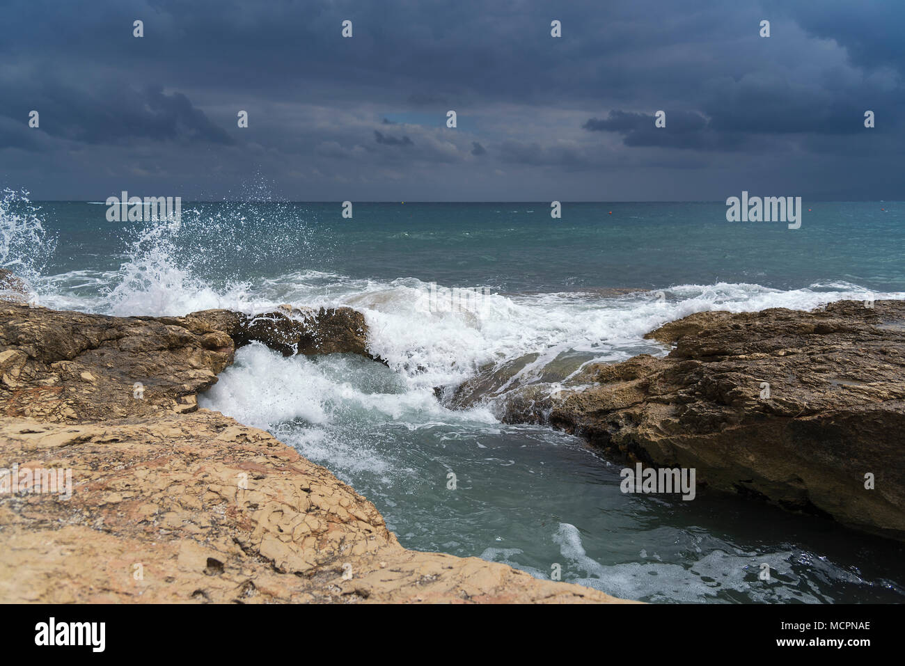 Ein stürmischer und regnerischer Tag an der Küste von Chersonissos mit schönen Wellen Stock Photo