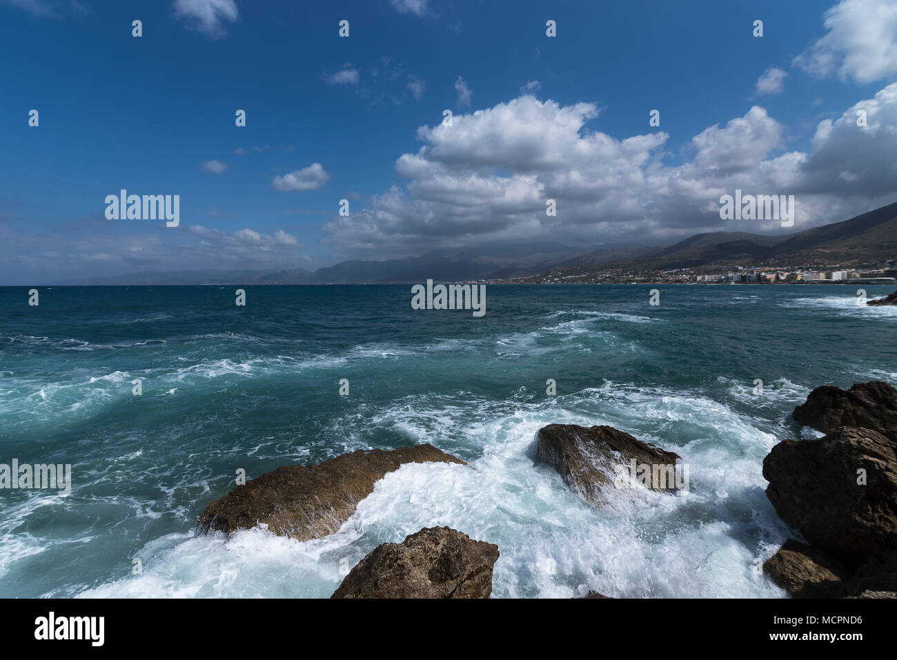 Die Küste von Chersonissos an einem stürmischem Tag Stock Photo