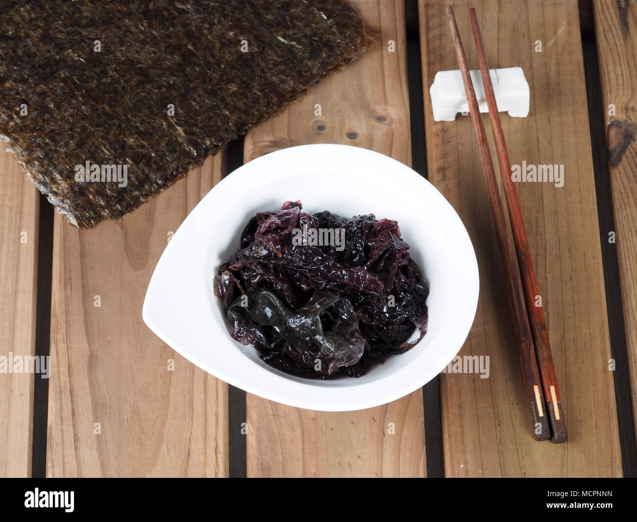 Nori Seaweed – Alga Nori  Edible seaweed of the red algae. Binomial name: Porphyra Umbilicalis. It is used in dried sheets to wrap the sushi. Stock Photo