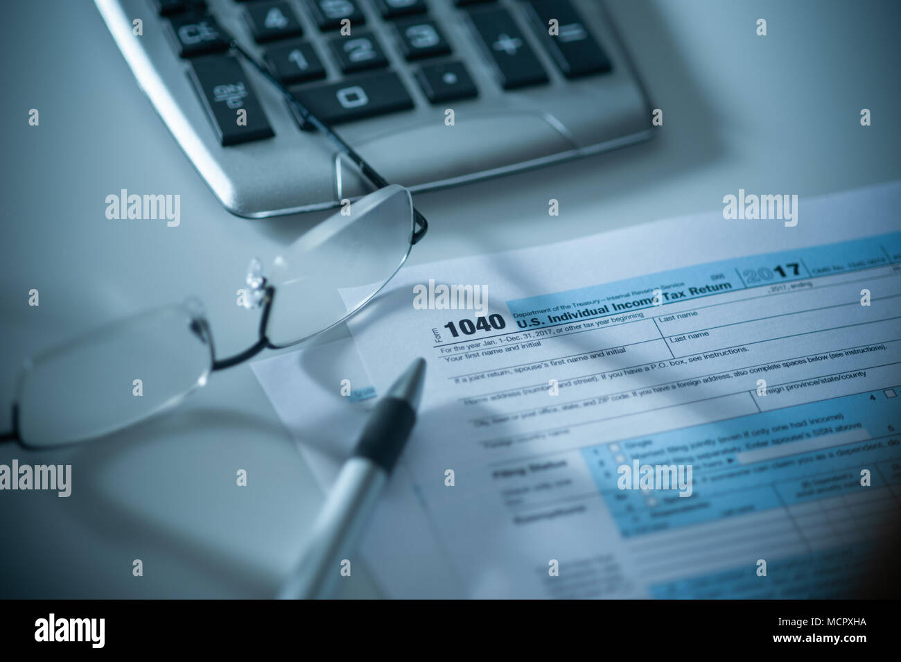 1040 income tax form hi-res stock photography and images - Alamy