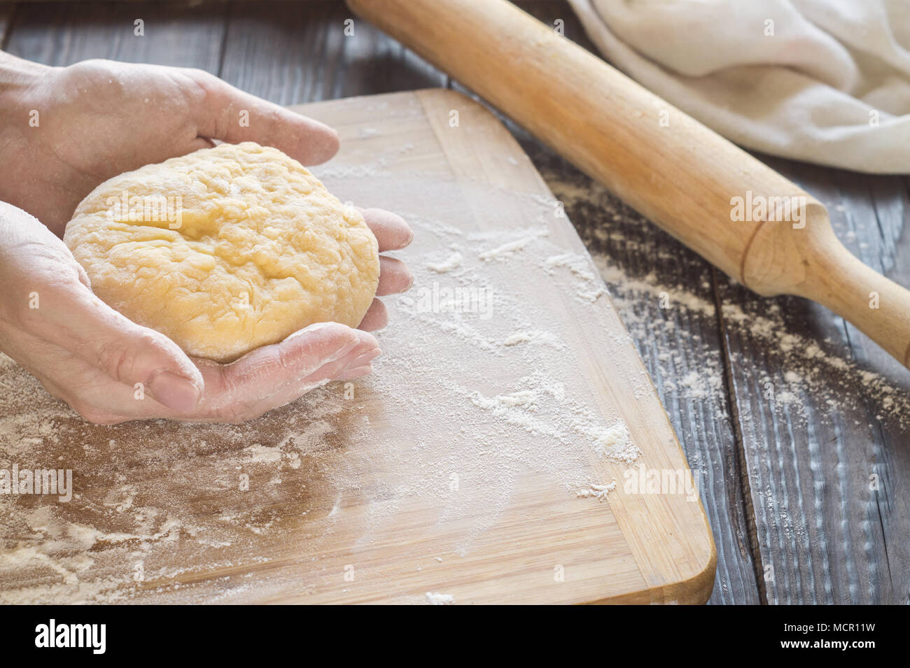 женщина тесто в збивает рисунок. тесто вумен. тесто эстетика. женщина с выпечкой. женщина готовит пирог.