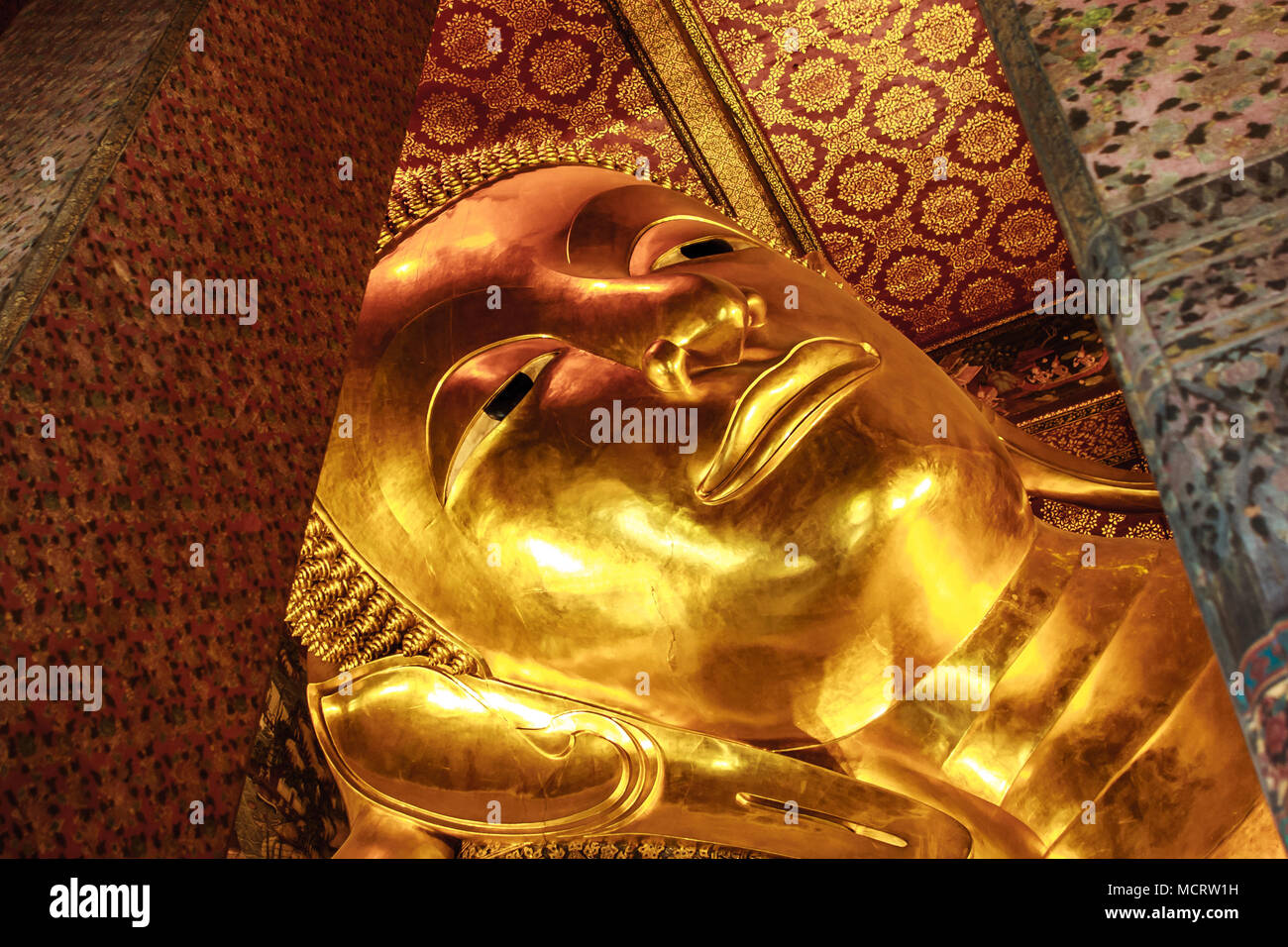 Picture of the golden reclining Buddha statue at the Wat Pho Temple ...