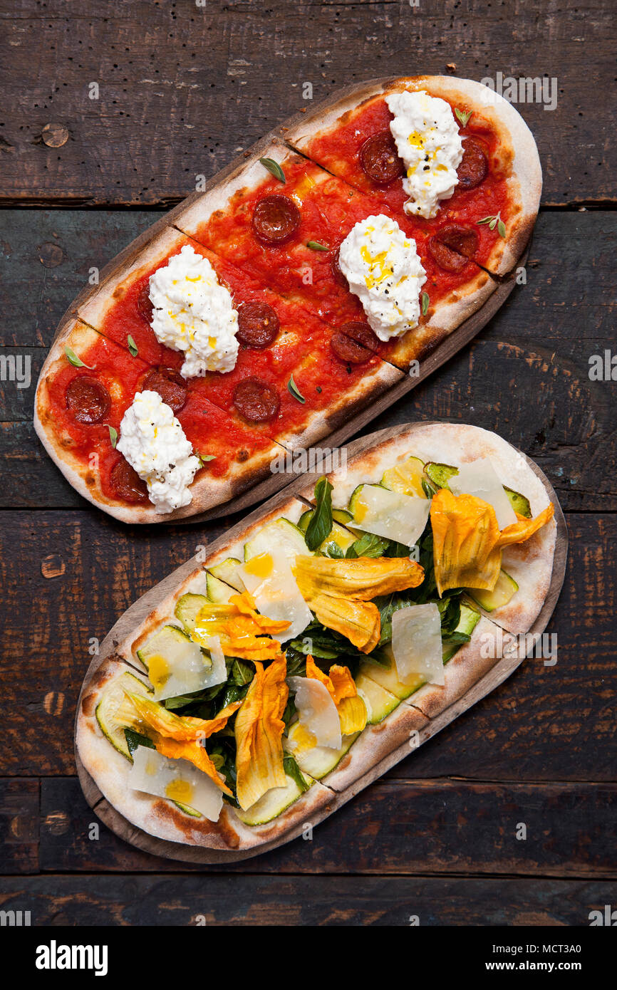 Top Pizza chorizo y burrata (Pizza with chorizo and burrata cheese