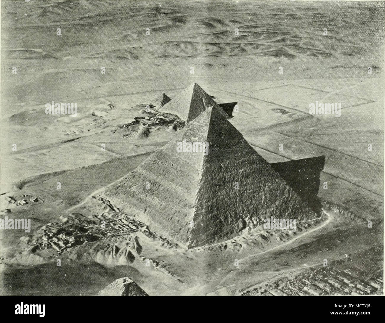 . FIG. ;.—THE GRE.^T I'K.i.m;i.- i -M AX AIZRuP:,AM. The wireless station on the top of Cheops s Pyramid is seen at the bottom of the picture Stock Photo