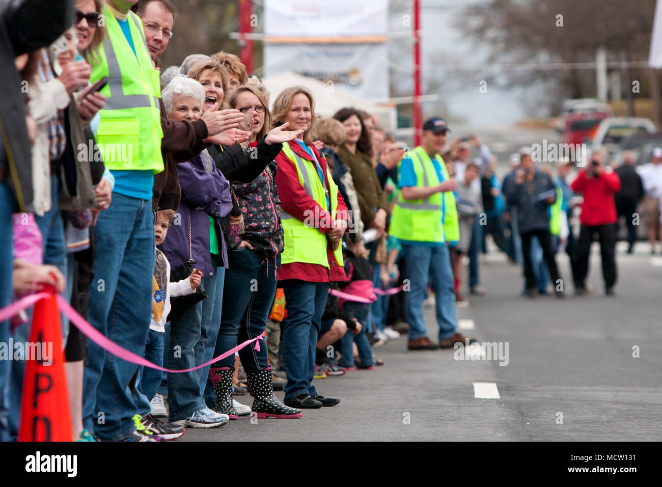 Clapping cheering hi-res stock photography and images - Alamy