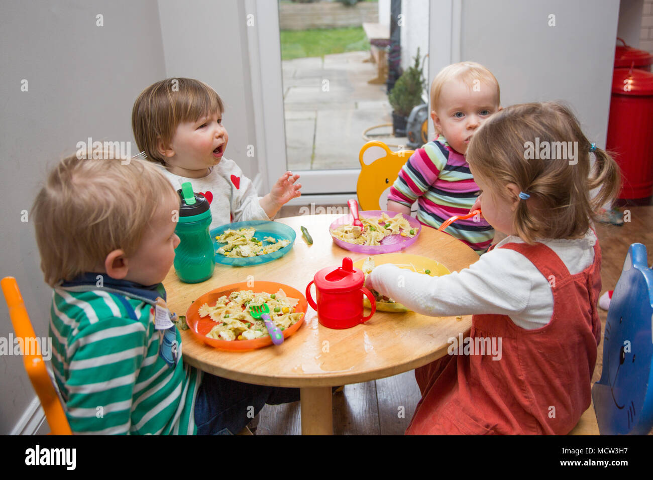 toddlers eating lunch Stock Photo - Alamy