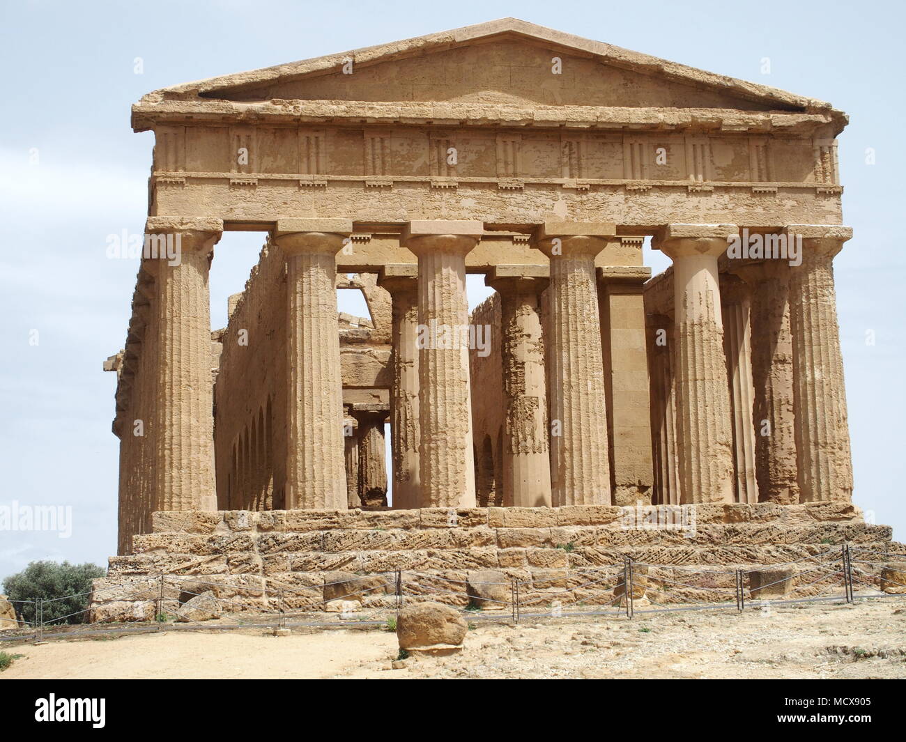 Ancient greek temples in the doric order hi-res stock photography and ...