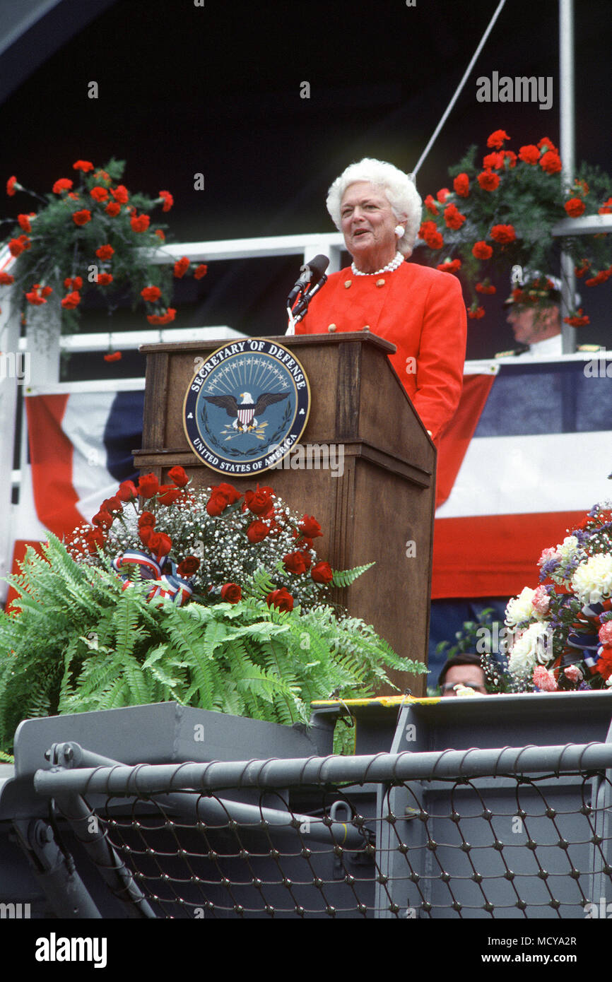 First Lady Barbara Bush, ship's sponsor, speaks during the commissioning ceremony of the nuclear-powered aircraft carrier USS GEORGE WASHINGTON (CVN-73). Stock Photo