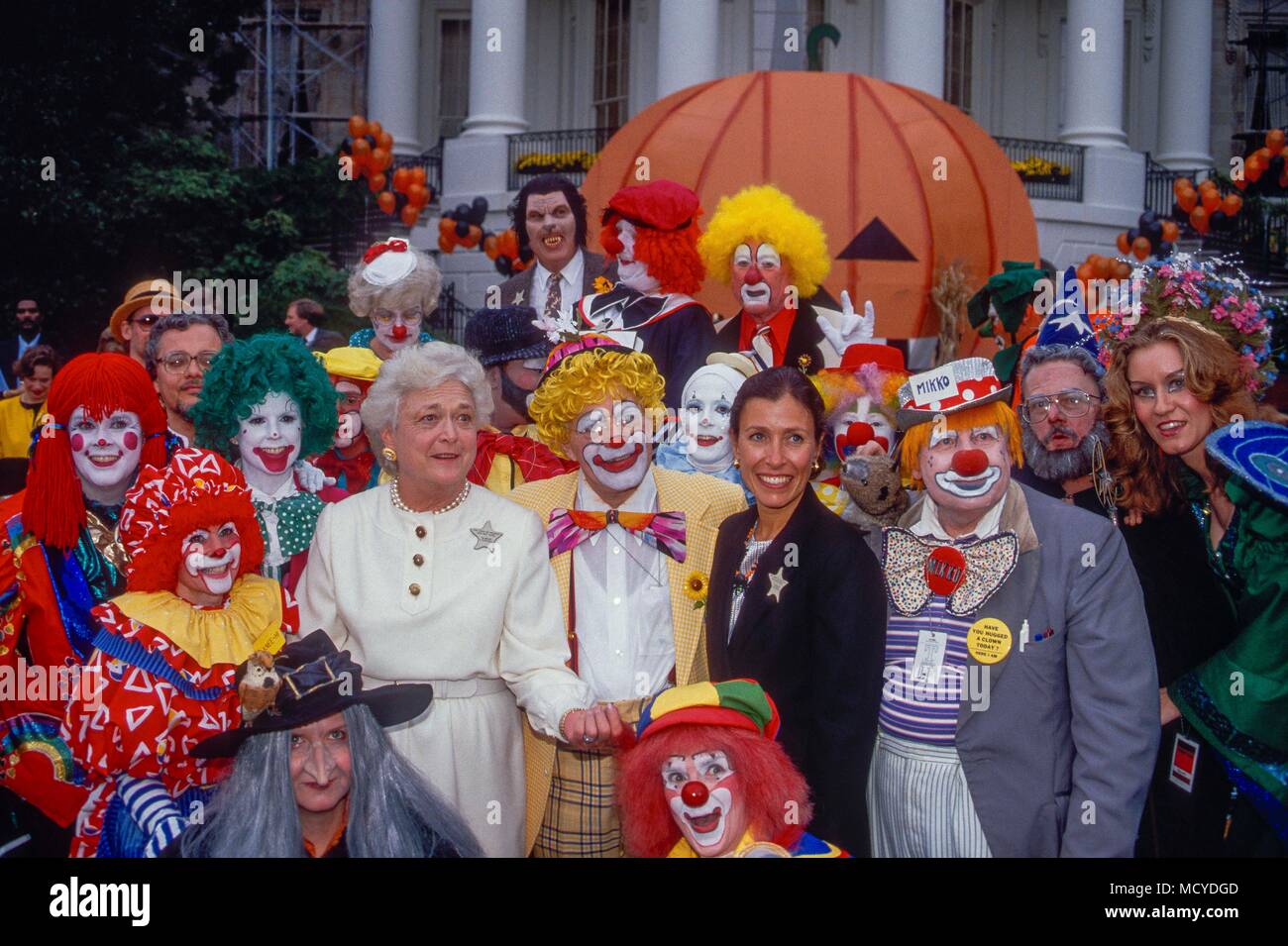 First Lady Barbara Bush and Second Lady Marilyn Quayle host 600 local schoolchildren on the South Lawn of the White House for a Halloween party. NBC weatherman WIllard Scott is standing in the back row wearing a  wolf mask Stock Photo