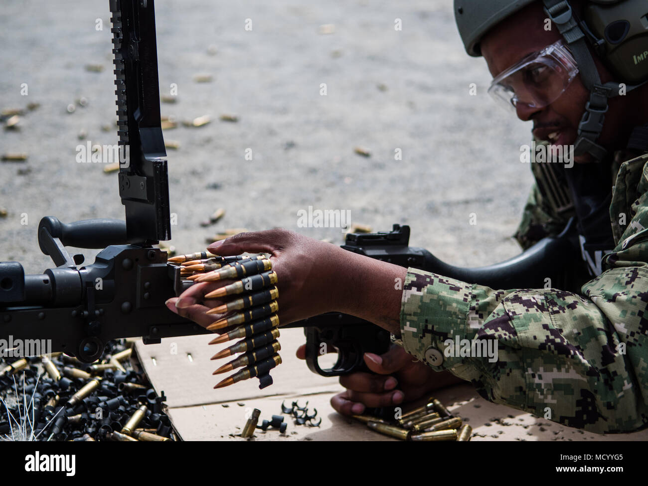 180308-N-LI768-2267  SAN DIEGO (March 8, 2018) Aviation Ordnanceman 2nd Class Brandon Starkey, assigned to the amphibious assault ship USS Makin Island (LHD 8), loads ammunition into an M240B machine gun during a crew-served weapons qualification at South Bay Rod and Gun Club. Makin Island is in dry dock at General Dynamics National Steel and Shipbuilding Company (NASSCO) for a depot-level maintenance availability. (U.S. Navy photo by Mass Communication Specialist 2nd Class Devin M. Langer) Stock Photo