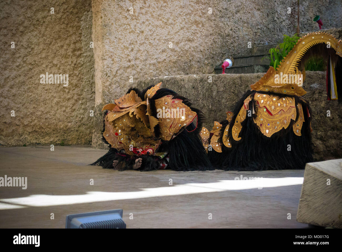 Seni tari yang di pentaskan di garuda wisnu kencana bali kesenian khas bali tari barong Stock Photo