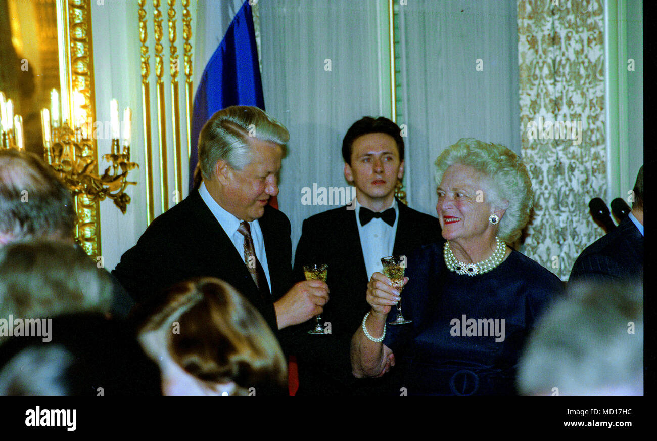 Washington, DC., USA, June 17, 1992 Russian President Boris Yeltsin and United States First Lady Barbara Bush hold wine glasses as they prepare to offer a toast at the state dinner held in the Russian Embassy in honor of President George H.W.Bush Stock Photo