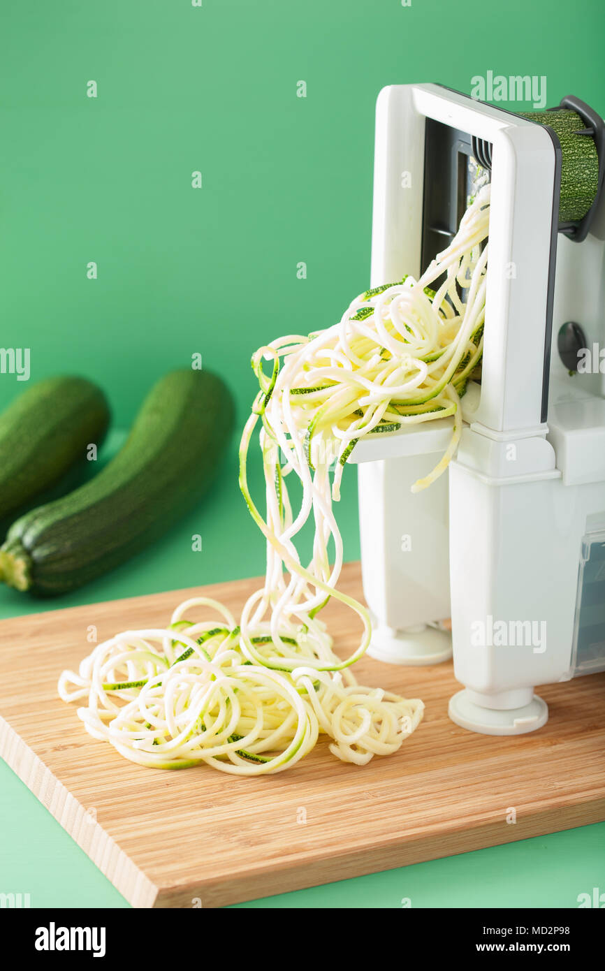 https://c8.alamy.com/comp/MD2P98/spiralizing-courgette-raw-vegetable-with-spiralizer-MD2P98.jpg
