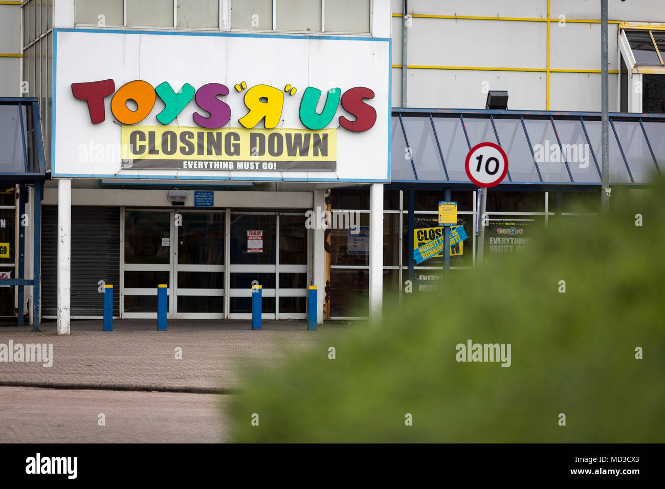 Manchester, UK. 18th Apr, 2018., UK Toys R Us store at Central Retail Park, Manchester, UK, today (Wednesday 18th April 2018). Toys R Us has reportedly rejected a bid from the chief executive of Bratz doll maker MGA Entertainment Isaac Larian that would have kept open some of the bankrupt retailer's stores. Picture by Credit: Chris Bull/Alamy Live News Stock Photo