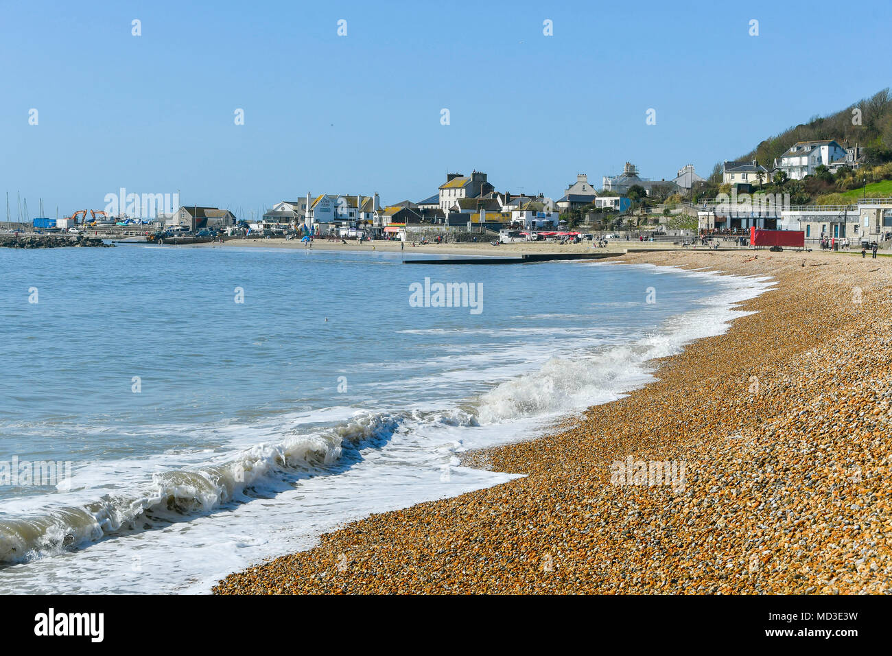 lyme-regis-dorset-uk-18th-april-2018-uk-weather-the-beach-on-a-day