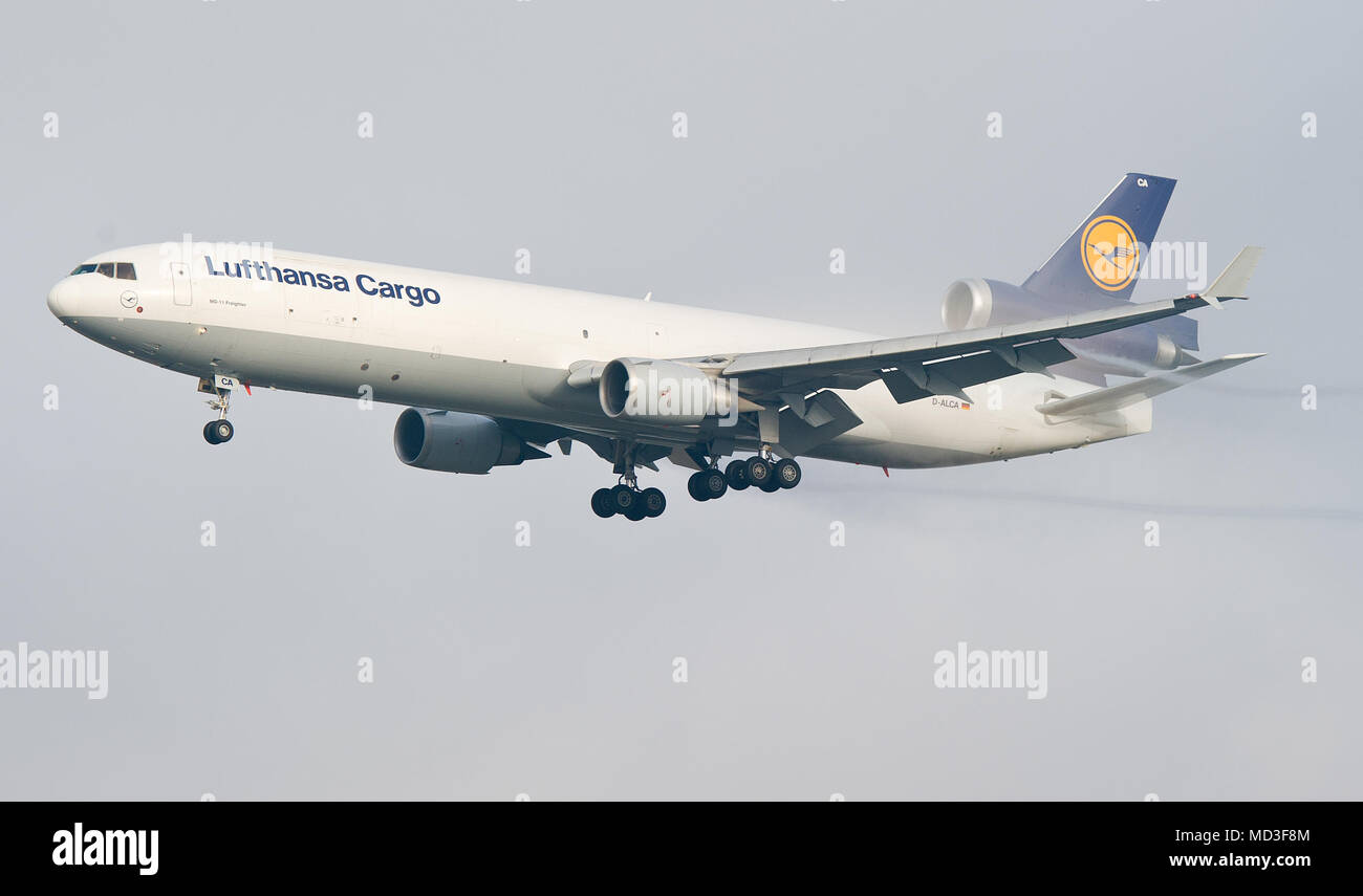 A McDonnell Douglas MD-11F from Lufthansa Cargo lands on 19.01.2015 at the airport in Frankfurt am Main (Hesse). Photo: Christoph Schmidt / dpa | usage worldwide Stock Photo