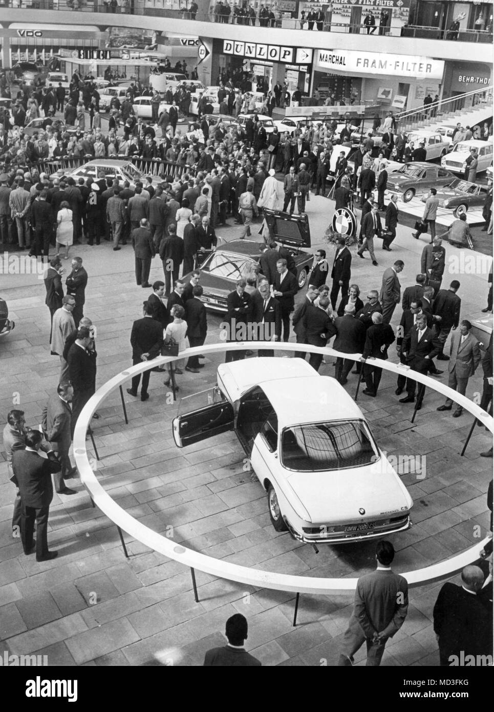 The first visitors to the fair on 16.09.1965 shortly after the official opening of the 42nd International Motor Show in Frankfurt am Main. In the foreground, closed off by a white circle, stands a BMW 200 CS.     (c) dpa - Report     | usage worldwide Stock Photo