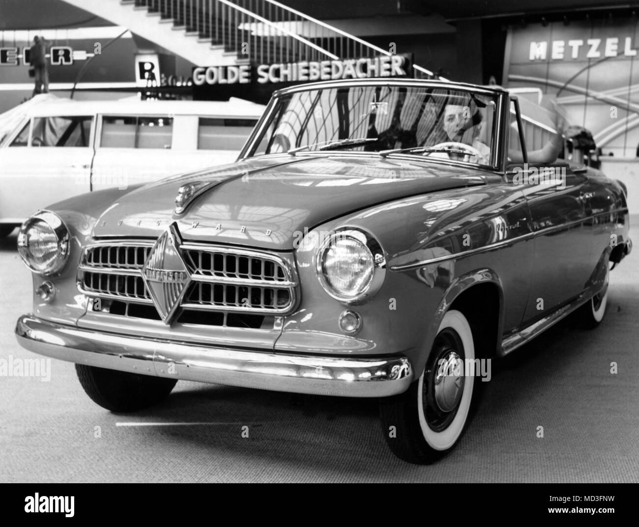 The new Cabriolet of the automobile manufacturer Borgward at the International Motor Show IAA in Frankfurt/Main 1955. Photo: Heinz-Jurgen Gottert     (c) dpa - Report     | usage worldwide Stock Photo