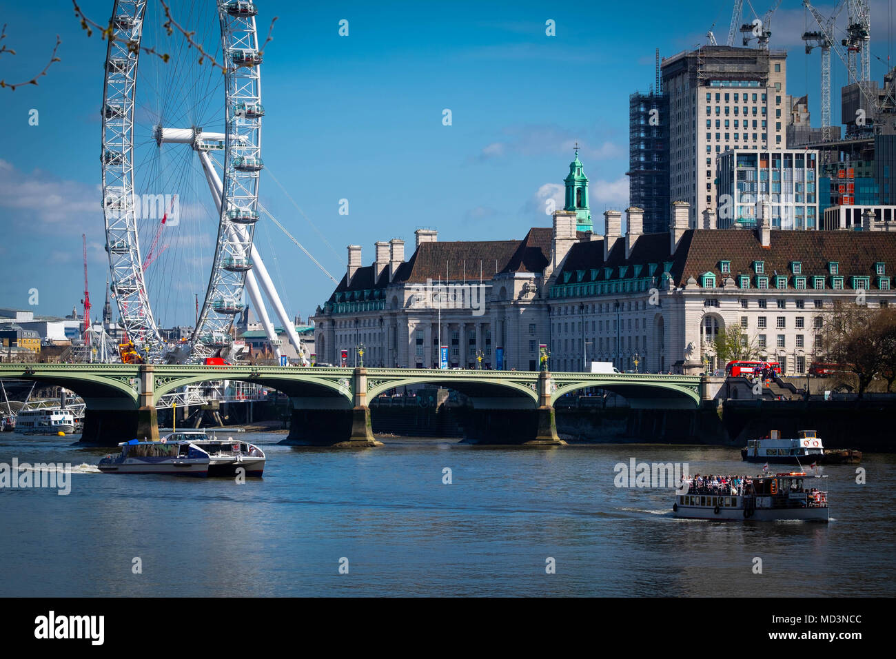 London, UK. 18th Apr, 2018. UK weather: pleasure boats on the Thames do a roaring trade on a very hot day in London Credit: Tim Ring/Alamy Live News Stock Photo
