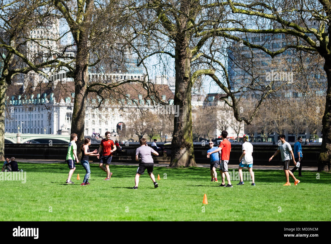 London, UK. 18th Apr, 2018. UK weather: people play a team game of Frisbee in the sunshine in Victoria Tower Gardens in Millbank, London Credit: Tim Ring/Alamy Live News Stock Photo