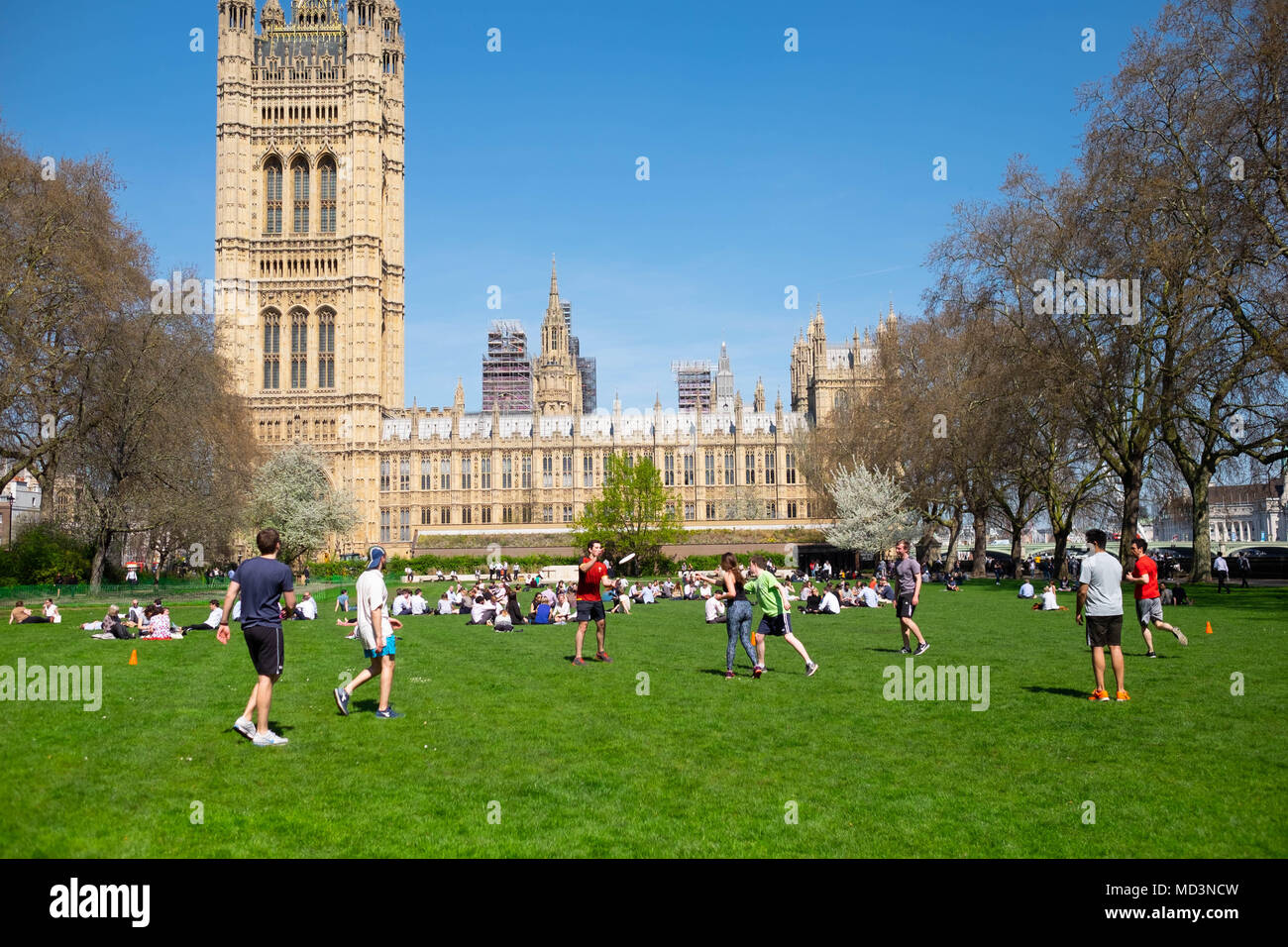 London, UK. 18th Apr, 2018. UK weather: people play a team game of Frisbee in the sunshine in Victoria Tower Gardens in Millbank, London Credit: Tim Ring/Alamy Live News Stock Photo