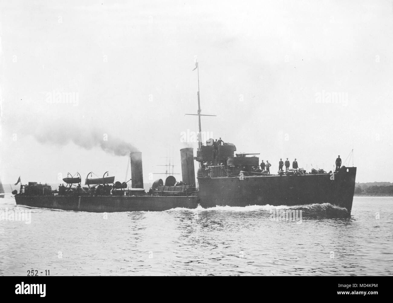 AJAXNETPHOTO. 1903. AT SEA, UK TERRITORIAL WATERS. - RIVER CLASS DESTROYER - HMS COLNE - BUILT BY J. THORNYCROFT IN 1903. LENGTH 225 FEET, DISPLACEMENT 595 TONS. SPEED 25.5 KNOTS. PHOTO:VT COLLECTION/AJAXNETPHOTO REF:AVL/HMS COLNE VT252 11 Stock Photo