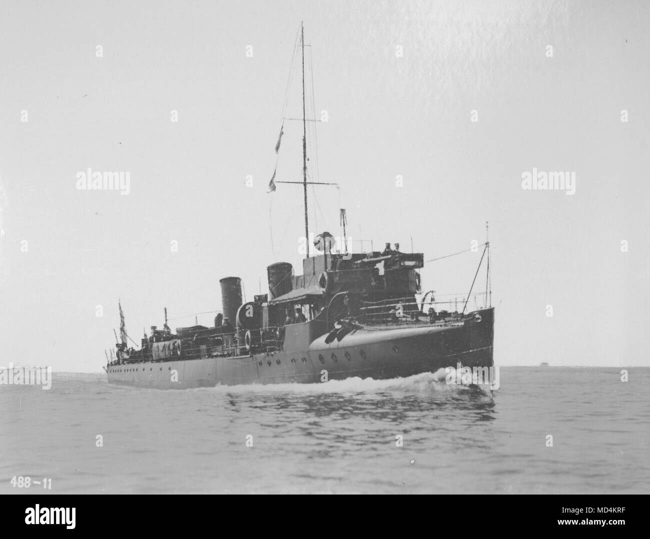 AJAXNETPHOTO. 1906. AT SEA, UK TERRITORIAL WATERS. - HIGH SPEED DESTROYER - HMS GADFLY - FIRST CLASS TORPEDO BOAT NO.6. BUILT BY J. THORNYCROFT IN 1906. LENGTH 170 FEET, DISPLACEMENT 215 TONS. SPEED 27.25 KNOTS. PHOTO:VT COLLECTION/AJAXNETPHOTO REF:AVL/HMS GADFLY VT488 11 Stock Photo