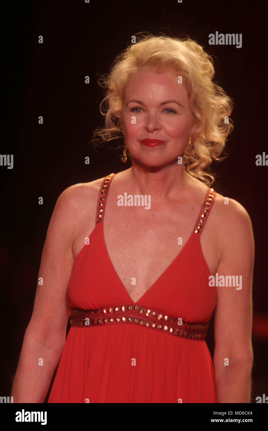 MICHELLE PHILLIPS 2006 THE HEART TRUTH'' RED DRESS COLLECTION FASHION