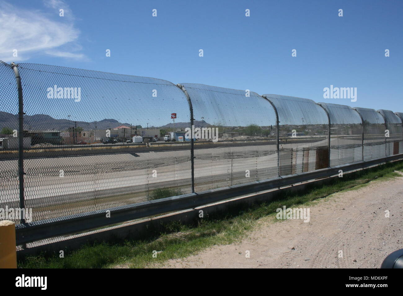 United states to mexico fence climb hi-res stock photography and images ...