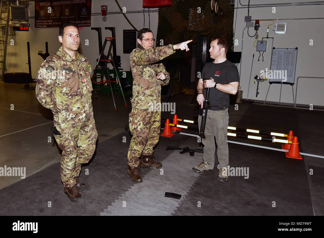 Michael Kennicker, instructor Gunfighter Gym (right), meets Lt. Col. Giuseppe Galloro Chief Training Office of the 85th Reggimento Addestramento Volontari “Verona” (center) and Caporale Maggiore Capo Scelto Damiano (left), at Gunfighter Gym , Caserma Del Din, Vicenza, Italy, March 28, 2018. Italian Soldiers use U.S. Army RTSD South equipment to enhance bilateral relations and to expand levels of cooperation and the capacity of the personnel involved in joint operations. (U.S. Army photo by Paolo Bovo) Stock Photo