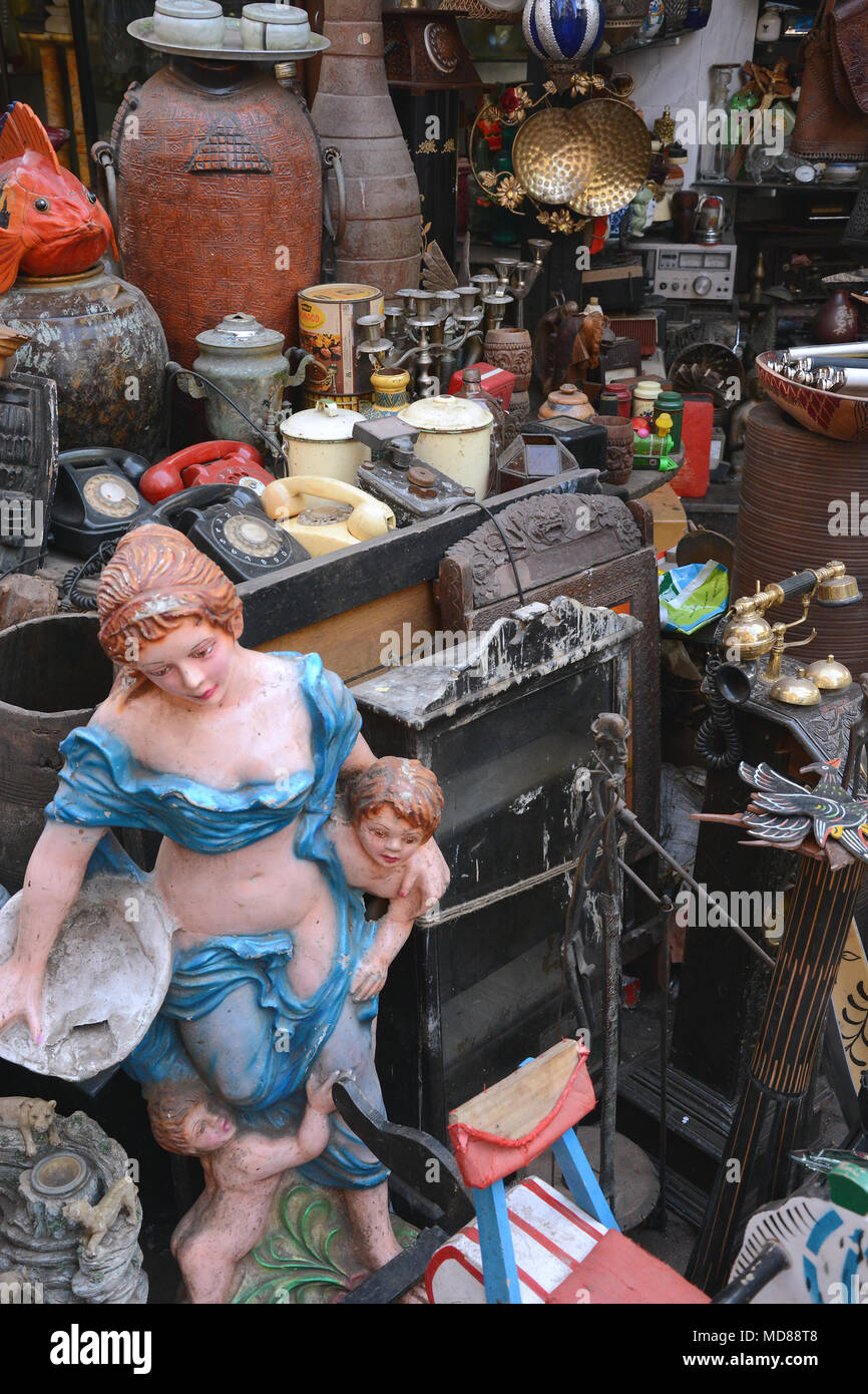 Second hand goods stall in the market, Mumbai, India Stock Photo