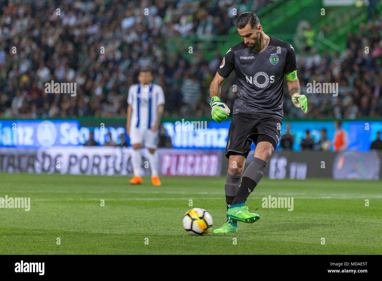 April 18, 2018. Lisbon, Portugal. Sporting's goalkeeper from Portugal Rui Patricio (1) in action during the game Sporting CP vs FC Porto © Alexandre de Sousa/Alamy Live News Stock Photo